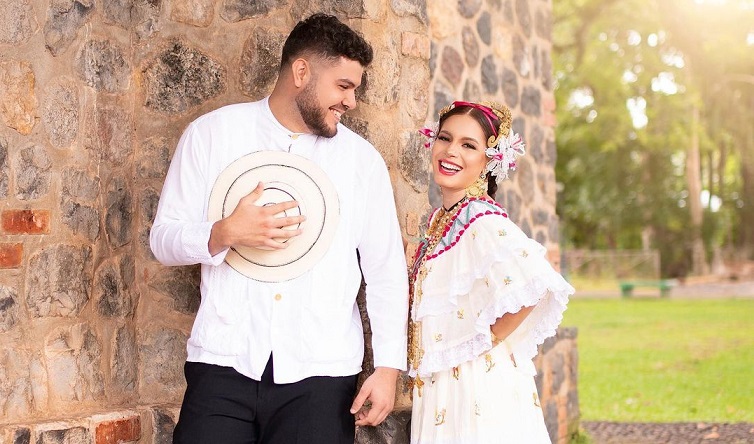 Elvia Nessari Muñoz Vega y su esposo Guillermo Agustín Domínguez Cárdenas. Foto: Instagram