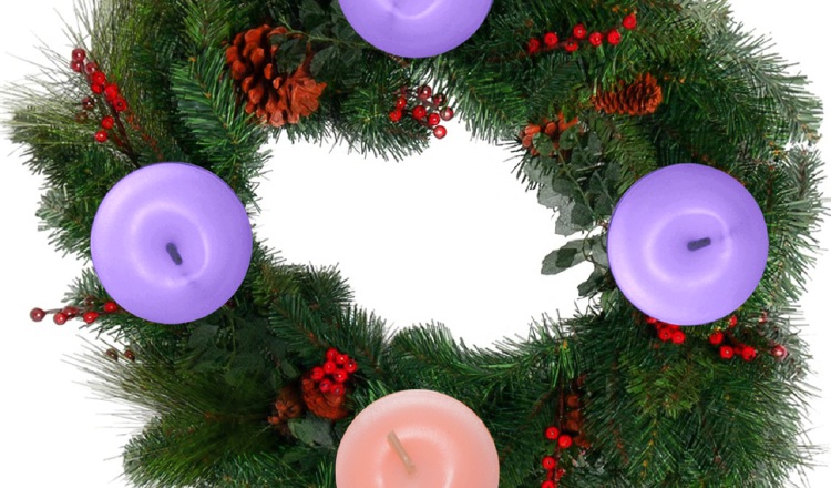 Consiste en una corona de ramas con cuatro velas. Foto: Pixabay/Ilustración