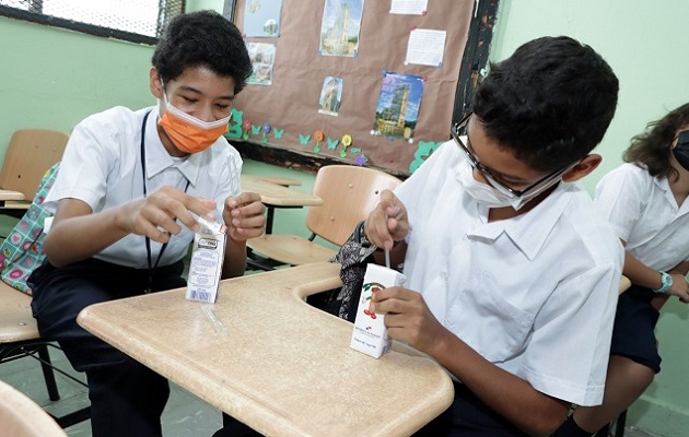 La leche se distribuyó entre 219,293 alumnos de 586 escuelas este año. Foto: Meduca