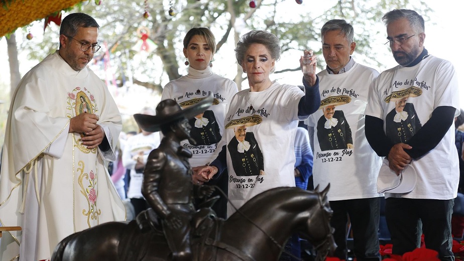 Alejandra Fernández, María del Refugio Abarca, Gerardo y Vicente Fernández participan en una misa por este primer aniversario. Foto: EFE