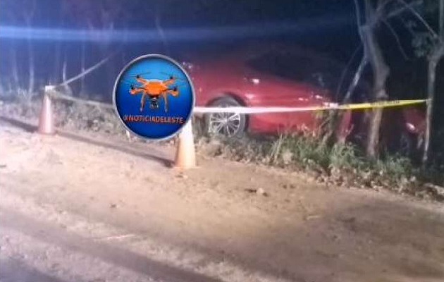  El auto, de color rojo, terminó metido en una cuneta.