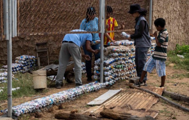 Botellas plásticas alternativa ecológica y barata. Foto: EFE