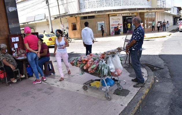 Hasta ahora cuentan los locales verificados con el permiso sanitario transitorio, carnet de salud y de manipulación de alimentos y la vestimenta adecuada. Foto. José Vásquez