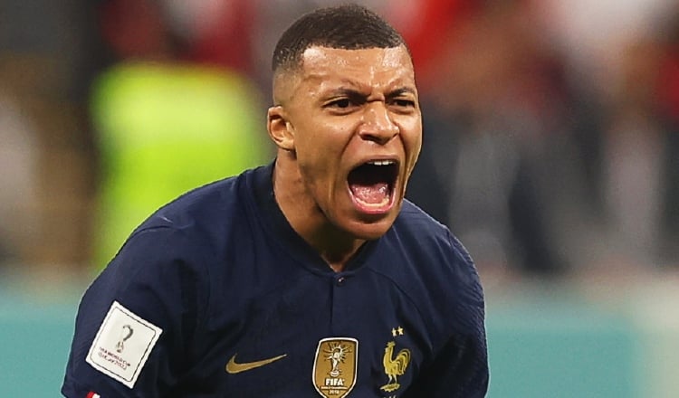 Kylian Mbappé (cent.) figura del equipo francés. Foto:EFE