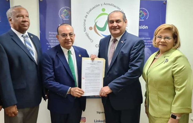 El rector Eduardo Flores recibe certificación de reacreditación.