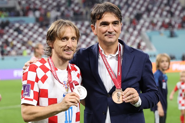 Luka Modric (izq.) y  el técnico, Zlatko Dalic. Foto:EFE 