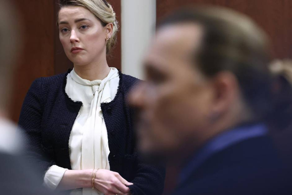 Amber Heard y Johnny Depp en el juicio por difamación. Foto: Archivo / EFE