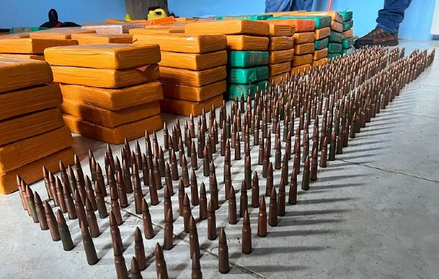 Unos 300 paquetes de droga y 416 municiones de fusil fueron decomisados. Foto: Diomedes Sánchez 