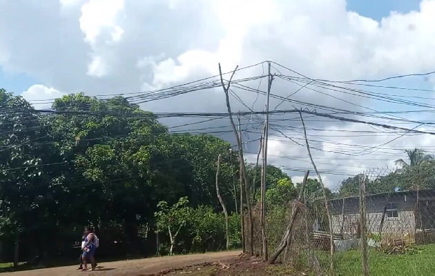 El Progreso, Corregimiento de Puerto Caimito, en La Chorrera, en donde marañas de cables atraviesan el cielo por improvisados troncos secos, árboles. Foto. Eric Montenegro