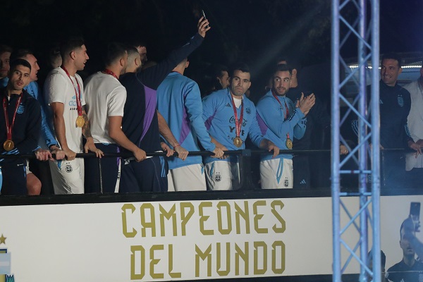 Jugadores de la selección argentina celebran a su llegada al Aeropuerto Internacional de Ezeiza. Foto:EFE