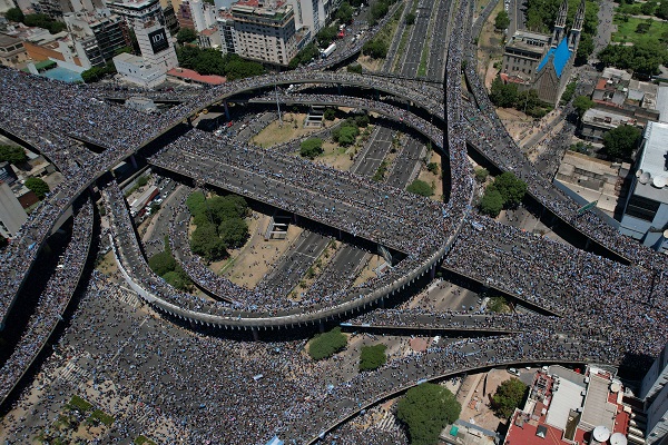  Hinchas celebrando la victoria de la selección argentina en el Mundial de Qatar 202, en la autopista 25 de mayo en su intersección con la Avenida 9 de Julio en de Buenos Aires. Foto:EFE