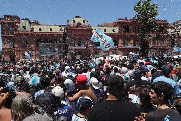 Aficionados de la selección argentina, afuera la Casa Rosada en Buenos Aires. Foto: EFE