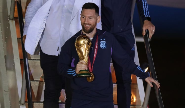 Messi a su llegada a Buenos Aires, Argentina con la Copa del Mundo. Foto:EFE