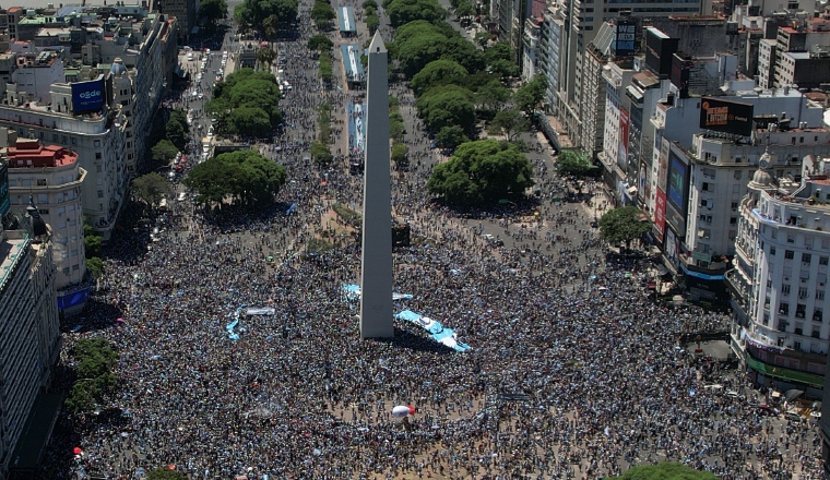 Los aficionados en el Obelisco. Foto: EFE