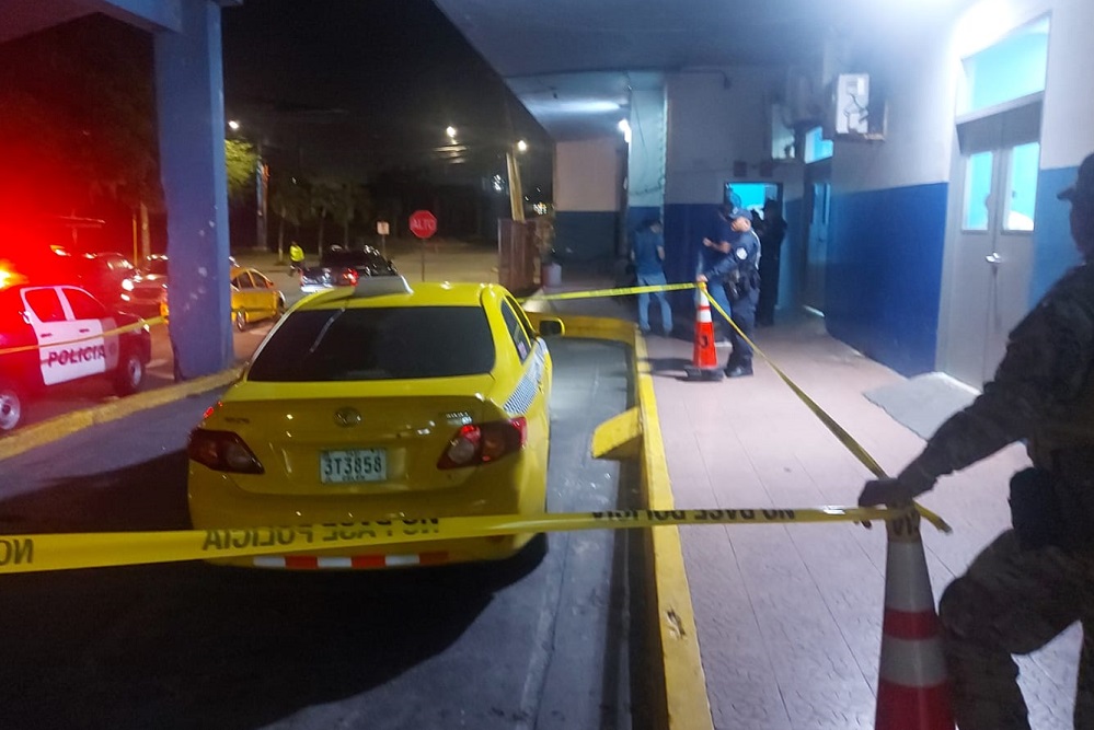 Al taxi se le colocó cinta amarillla, debido a que el cuerpo del occiso estaba en el interior del selectivo. Foto: Diomedes Sánchez
