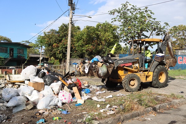 La Autoridad de Aseo, con otras entidades, intervino este miércoles, las calles de Río Abajo. Foto: Cortesía AAUD