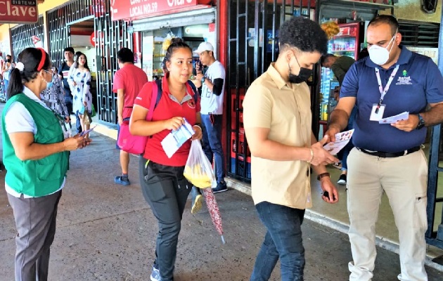 Las autoridades de salud apoyan a la ciudadanía con información preventiva. Foto. Mayra Madrid