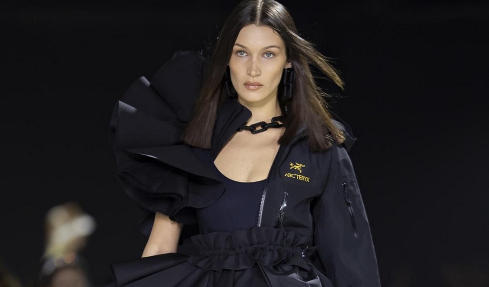 La modelo estadounidense Bella Hadid en un desfile de la Semana de la Moda de París de 2022. Foto: EFE