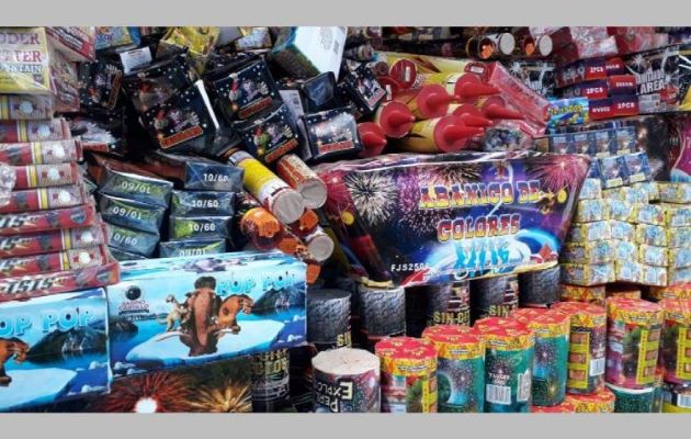 La venta y compra de fuegos artificiales aumenta durante esta época del año. Foto: Grupo Epasa