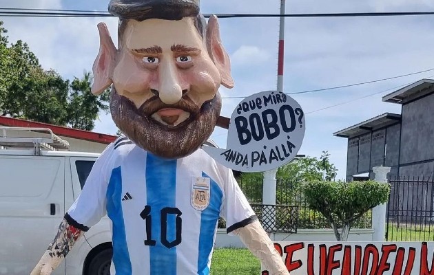 Muñeco de Año Viejo (Messi) creado por Víctor Álvarez. Foto / Redes Sociales. 