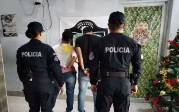 El hombre y la mujer fueron puestos a órdenes de las autoridades.