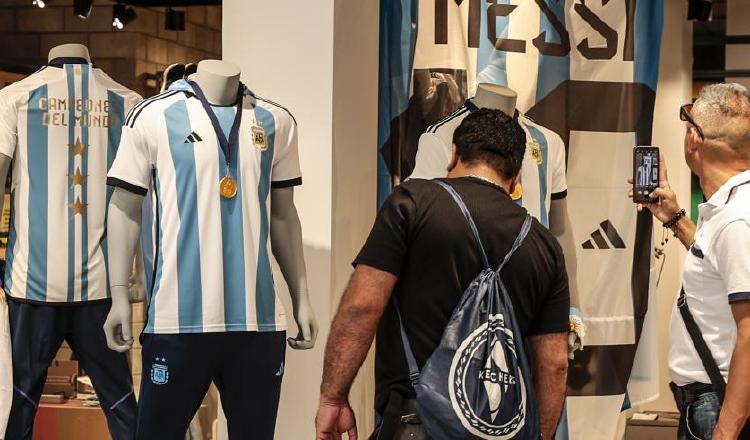 Aficionados argentinos miran la camiseta con 3 estrellas. Foto:EFE