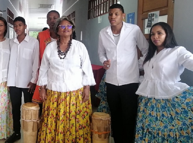 La profesora Edelmira Sánchez rodeada de sus nietos durante el homenaje. Foto: Cortesía.