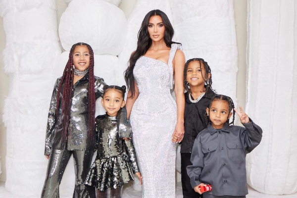 Kim Kardashian y sus hijos en la foto navideña. Foto: Instagram / @kimkardashian