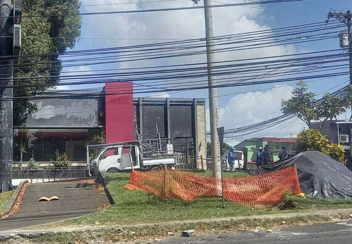 Trabajadores realizan trabajos de limpieza en sucursales, tras cierre.