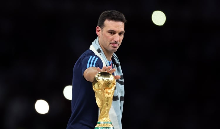 El técnico de Argentina, Lionel Scaloni, toca la Copa de la FIFA, luego del partido contra Francia. Foto:EFE