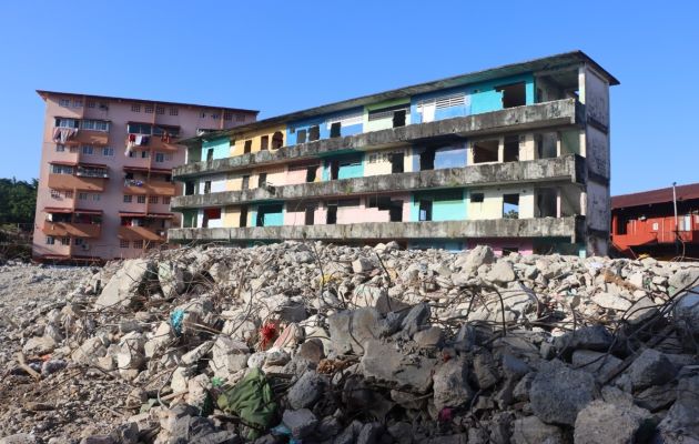 Los trabajos de demolición de los cinco viejos edificios en San Miguel por 860 mil dólares. Foto: Cortesía Miviot