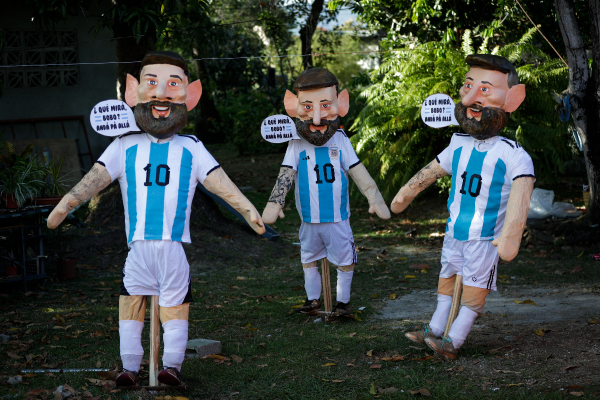 Fotografía de muñecos de Lionel Messi, en el distrito de Chame (Panamá). Foto: EFE / Bienvenido Velasco