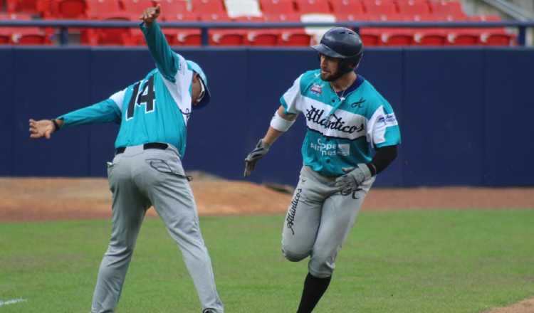 Parker Bates de Atlánticos (der.) festeja su cuadrangular ante Los Astronautas ayer en el Rod Carew. Foto: Probeis