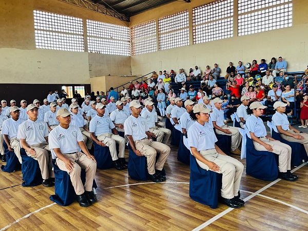 La ceremonia de graduación fue en el gimnasio del corregimiento de Pedregal, distrito de David. Foto: José Vásquez