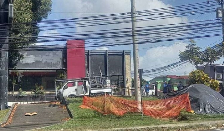 Este lunes comenzó el desmantelamiento de los restaurantes de la pizzería que todavía se mantenían abierto, ya que varios cerraron por la crisis económica. Foto: Landro Ortiz