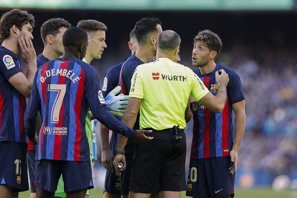 Los jugadores del Barcelona protestan la expulsión de su compañero Jordi Alba durante el partido de LaLiga Santander disputado ante el Espanyol. Foto: EFE