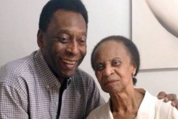 Pelé y su madre, Celeste Arantes. Foto: Instagram / @pele
