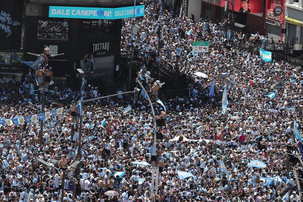  Hinchas de Argentina celebran  el título mundial en los alrededores del Obelisco en Buenos Aires. Foto:EFE