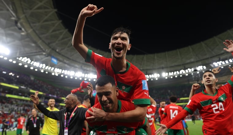Jugadores de Marruecos festejan pase a semifinal. Foto:EFE