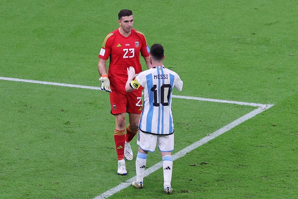 Messi festeja con el portero  "Dibu" Martínez. Foto: EFE