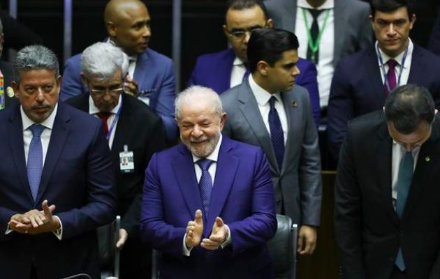  El nuevo presidente de Brasil, Luiz Inácio Lula da Silva, participa en su ceremonia de investidura en el Parlamento, en Brasília (Brasil). Foto: EFE