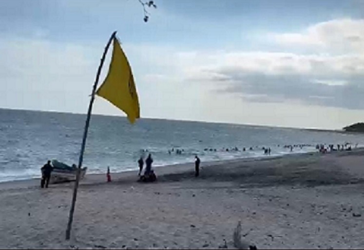 Personal del Sinaproc confirmó que la víctima llegó sin signos vitales a la playa. Foto: Eric A. Montenegro