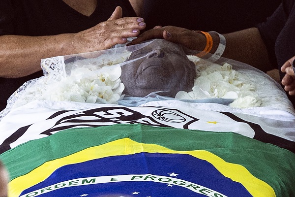 Una bandera nacional de Brasil y una del club Santos envuelven el cuerpo de la leyenda del fútbol Pelé. Foto:EFE