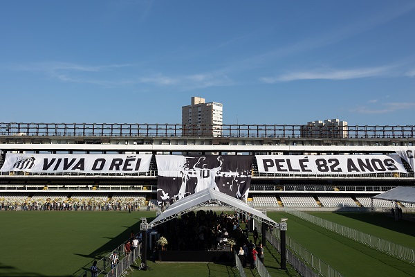 Velorio de la leyenda del fútbol Pelé, en el estadio de Vila Belmiro. Foto: EFE 