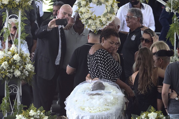 La hija Kelly Cristina asiste al velatorio de Edson Arantes do Nascimento 'Pelé'. Foto:EFE