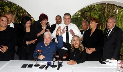 Ricardo Martinelli y Yanibel Ábrego junto a un grupo de los diputados de las bancadas de RM y CD. Víctor Arosemena.