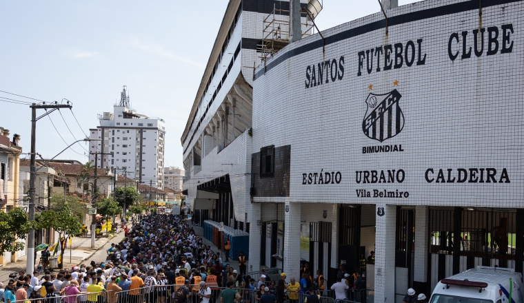 Aficionados hacen fila afuera del estadio Vila Belmiro donde avanza el velatorio de Pelé. Foto:EFE