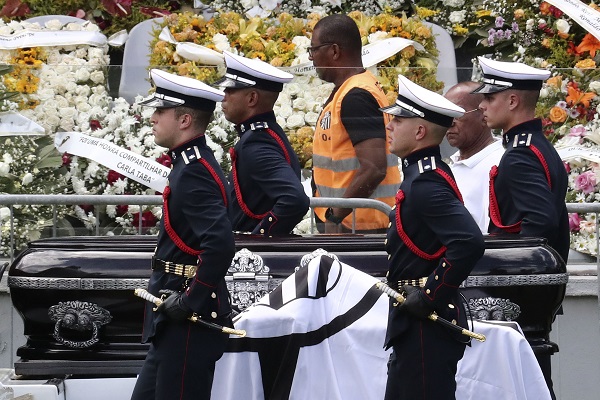 Miembros de una guardia de honor cargan el féretro con el cuerpo de la leyenda del fútbol Edson Arantes do Nascimento 'Pelé'. Foto:EFE