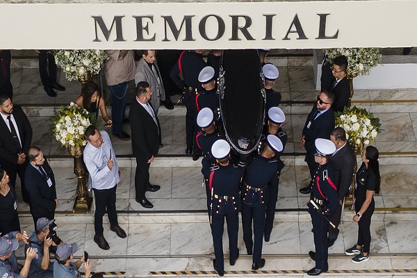 El féretro de Pelé, su llegada al cementerio de la ciudad de Santos. Foto:EFE