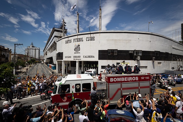 Un camión de bomberos que transporta el féretro con el cuerpo de la leyenda del fútbol Edson Arantes do Nascimento 'Pelé encabeza hoy el cortejo fúnebre que recorrerá algunas calles de la ciudad, rodeado de miles de aficionados, en dirección al cementerio 